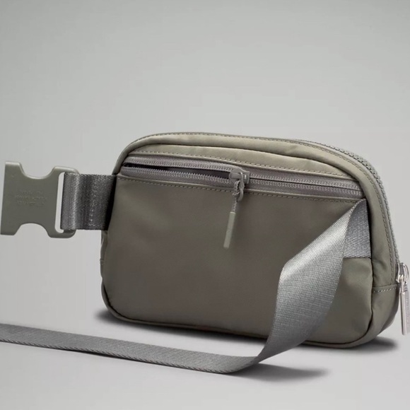 Lululemon Everywhere Belt Bag 1L Grey Sage - Picture 5 of 10